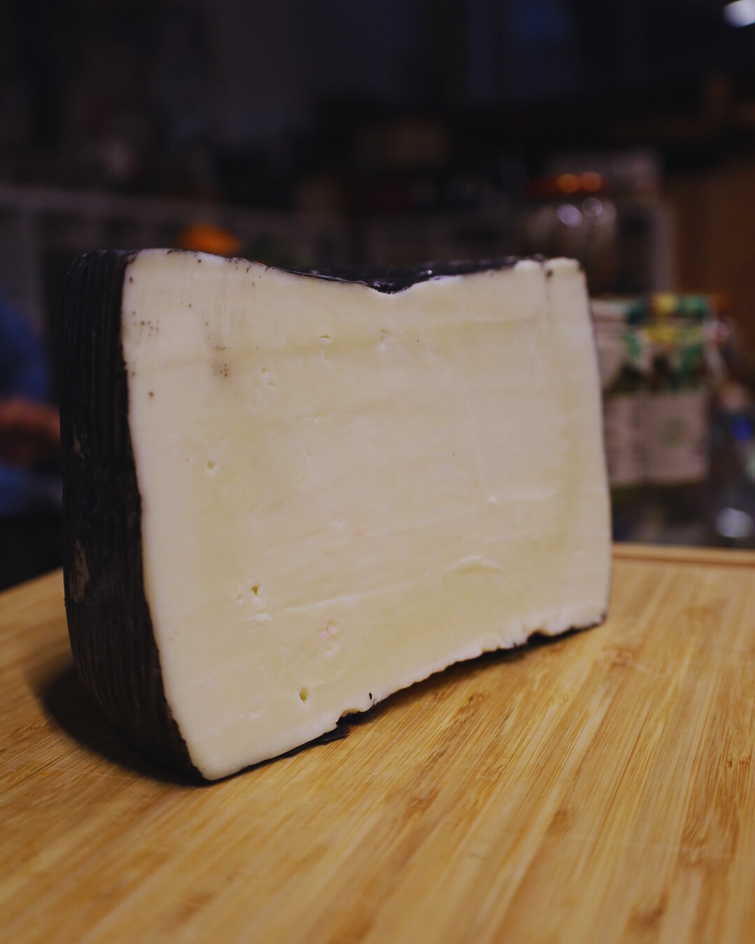 Pecorino mit Schwarzkohle (Schafskäse)